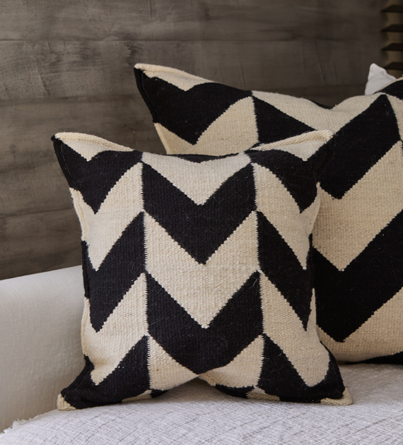 almohadon-chevron-cuadrado-chico-negro