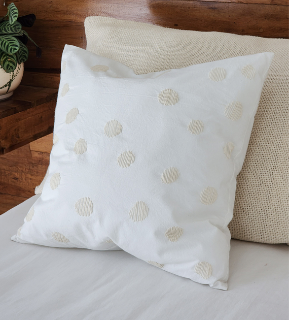 almohadon-bordado-a-mano-dot