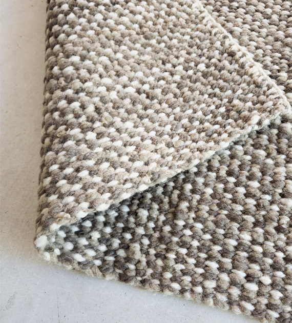 alfombra-puntitos-4-gris-osc-suncho-nat